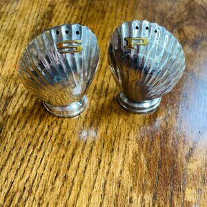 Vintage Clam Shell S&P Shakers